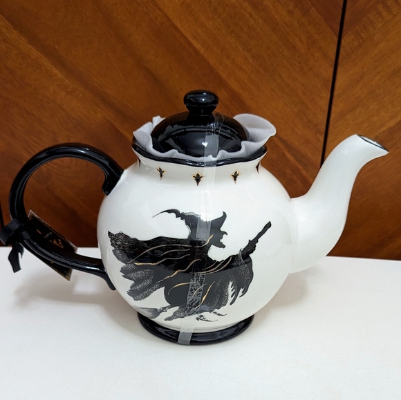 New Spooky Night Witch Flying on Broom Halloween Teapot Potter’s Studio RARE - Picture 1 of 2